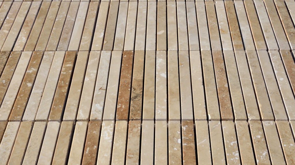 Современная мозаика из травертина "Mini Planks HF".