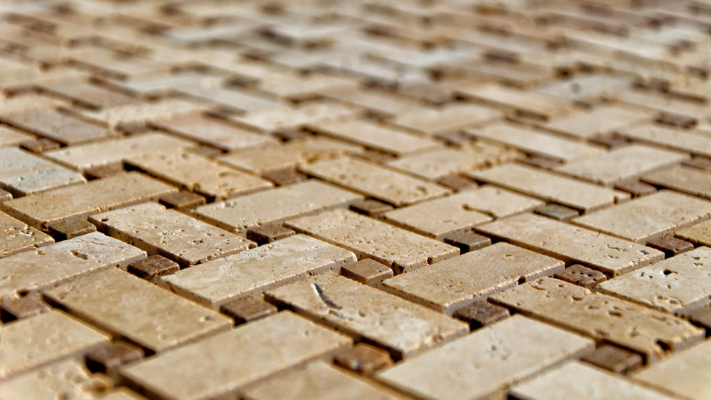 Мозаика из полированного травертина "Basketweave".