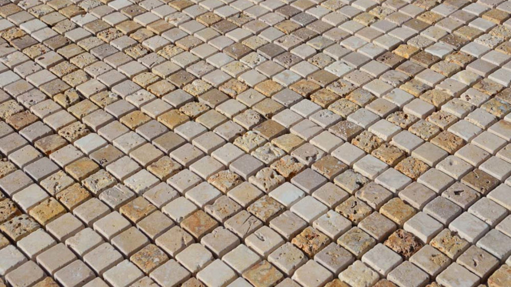 Рустикальная мозаика из травертина «2,5×2,5 Multicolor».