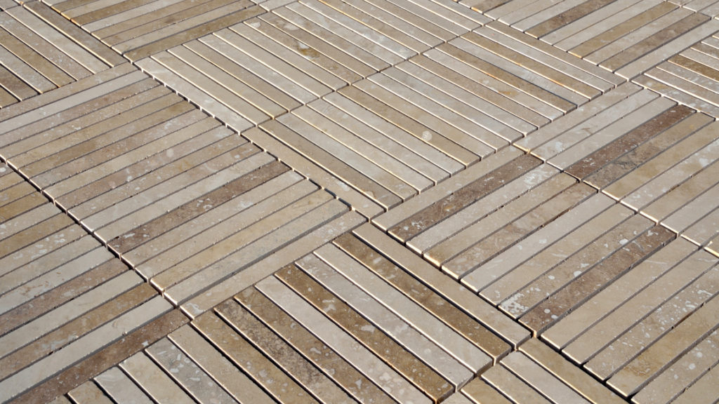Современная мозаика из травертина "Mini Planks HF".