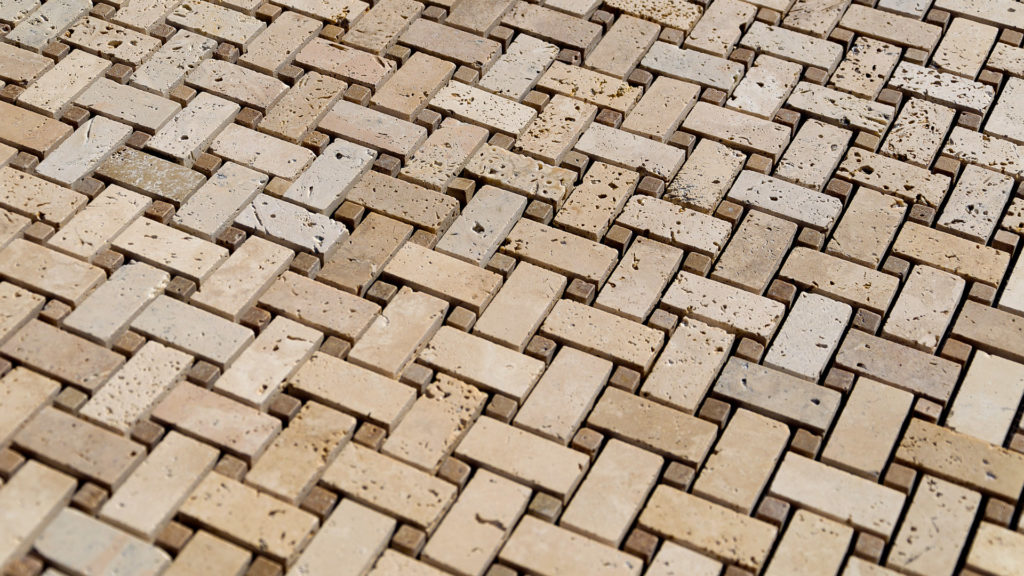 Мозаика из полированного травертина «Basketweave».
