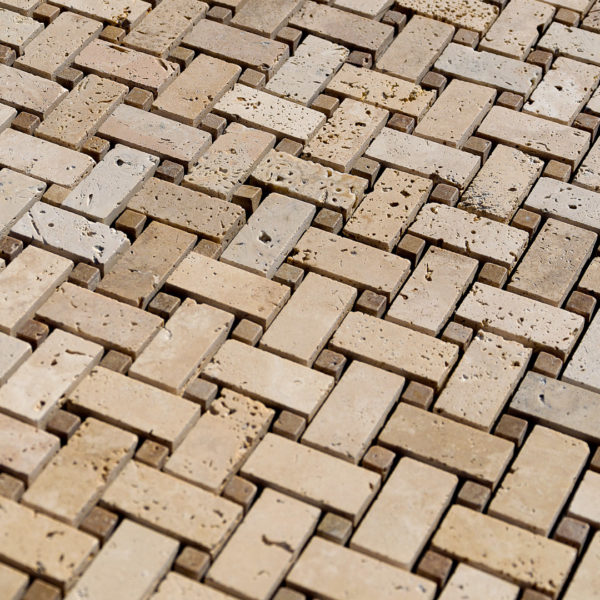 Мозаика из полированного травертина "Basketweave".