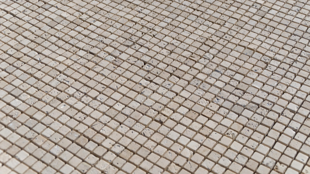 Мозаика из травертина «1,5 × 1,5 Light Blend» Галька