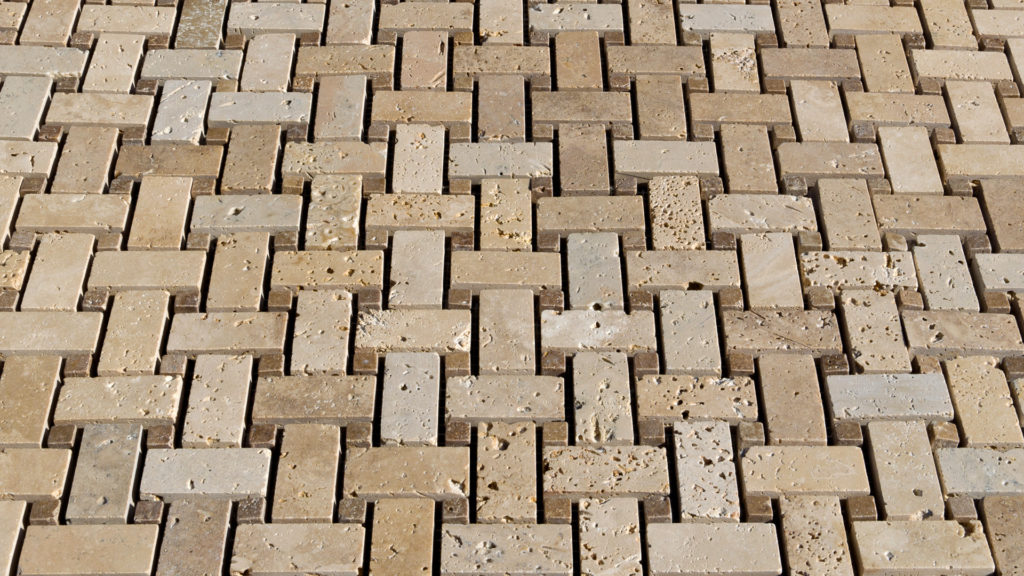 Мозаика из полированного травертина "Basketweave".