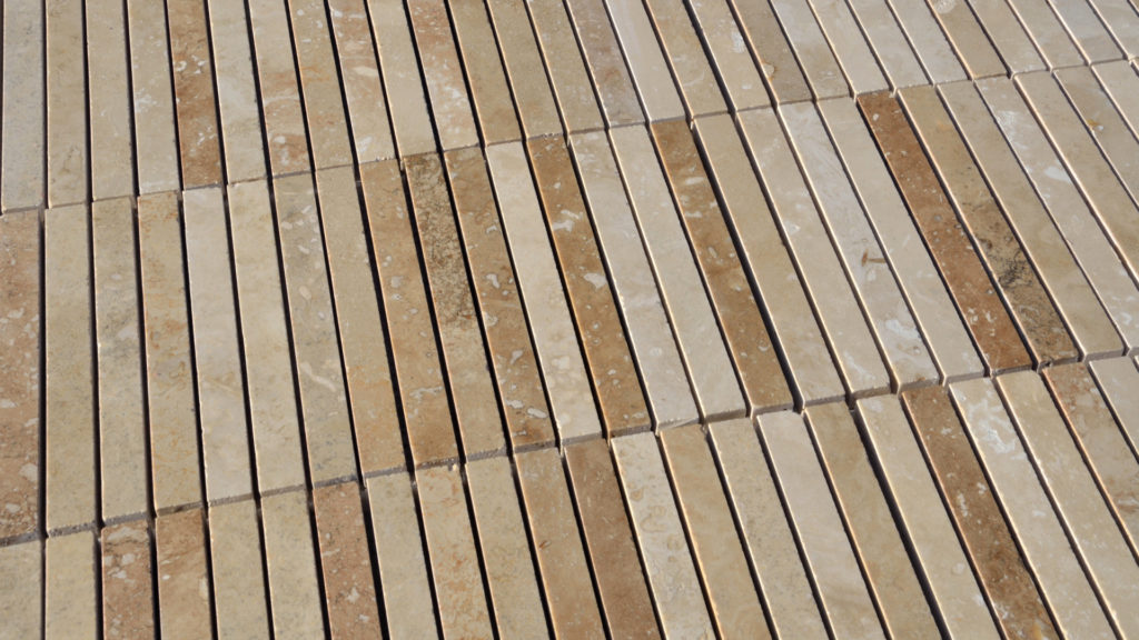 Современная мозаика из травертина «Mini Planks HF».